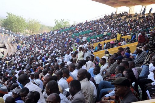 Pour la premiere fois depuis le debut de l'occupation du nord du Mali par des groupes islamistes fin mars, une foule de 50.000 a 60.000 personnes s'est rassemblee dimanche dans un stade de Bamako pour appeler a "la paix et a la reconciliation" dans leur pays.