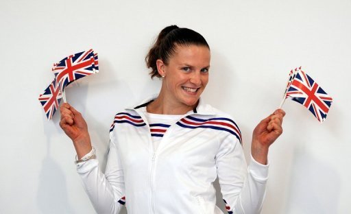 La triple championne du monde Amelie Caze, l'une des favorites au titre olympique de pentathlon moderne, a fait une belle remontee au classement general pour pointer en 5e position apres l'epreuve de natation, dimanche a Londres.