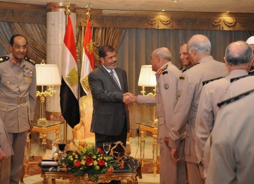 Le president egyptien Mohamed Morsi a mis a la retraite le marechal Hussein Tantaoui, ministre de la Defense, ainsi que le chef d'Etat-major de l'armee Sami Anan, a annonce dimanche l'agence officielle Mena.