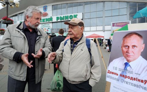 Des opposants belarusses parmi lesquels Alexandre Milinkevitch ont collecte des signatures dimanche a Minsk pour une petition demandant la liberation des "prisonniers politiques" dans ce pays dirige d'une main de fer par le president Alexandre Loukachenko.