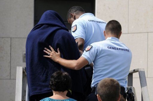 L'homme de 32 ans qui a avoue etre l'auteur de cinq agressions sexuelles dans des campings du sud de l'Ardeche cet ete a ete mis en examen dimanche, notamment pour viol sur mineur, a indique le parquet d'Avignon.
