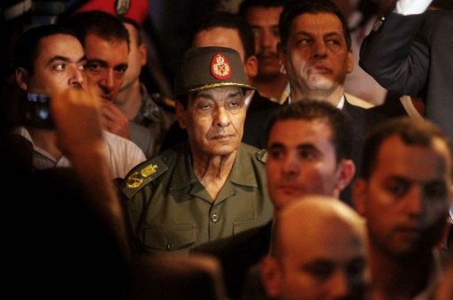 M. Morsi a egalement decide dimanche de mettre a la retraite le marechal Hussein Tantaoui, longtemps proche de Hosni Moubarak, et l'a remplace au ministere de la Defense par le general Abdel Fattah al-Sissi, le chef des renseignements militaires.