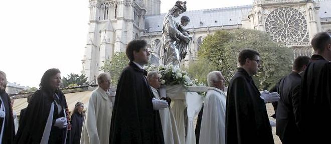 Procession devant le parvis de Notre-Dame.
