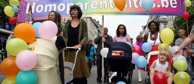 Manifestation en faveur de l'adoption par des couples homosexuels en Belgique.