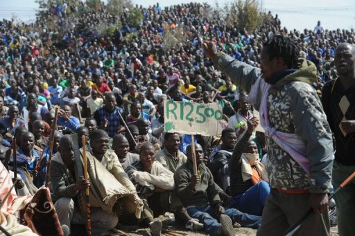 Trente-six personnes ont ete tuees jeudi lorsque la police a ouvert le feu contre des mineurs grevistes armes a la mine de platine Lonmin de Marikana (nord-ouest de l'Afrique du Sud), selon un bilan donne par le syndicat des mineurs NUM.