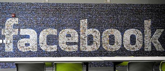 Un collage de photos de profil d'utilisateurs decore l'entree du nouveau datacenter de Facebook, a Forest City, en Caroline du Nord.