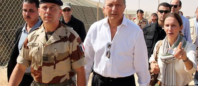 Laurent Fabius en visite dans un camp de refugies en Jordanie le 16 aout.