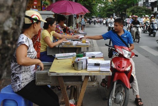 "Le lo-de a ruine des centaines de milliers de familles et ravage mentalement notre societe", explique Vo Quang Hung, de la brigade anti-criminelle de Hanoi. "Nous avons vu des suicides et des divorces".