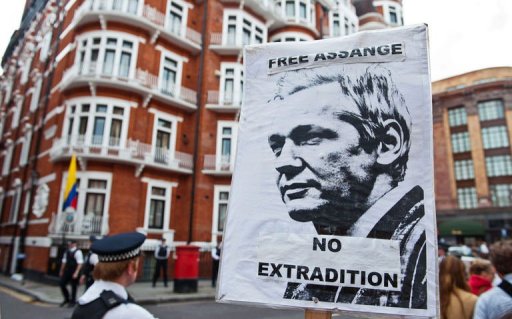 Le chef du gouvernement suedois Fredrik Reinfeldt s'est indigne samedi de la vision que l'Equateur donne de son systeme judiciaire, apres la decision de Quito d'accorder l'asile politique au fondateur de WikiLeaks Julian Assange.