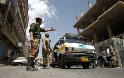 Des hommes armes ont tue samedi 14 soldats, en particulier dans un attentat-suicide a la voiture piegee visant le quartier general des services du renseignement a Aden, principale ville du sud du Yemen, a annonce un responsable de la securite, pointant Al-Qaida du doigt.