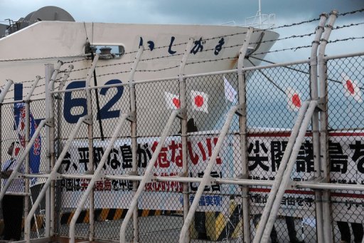 Une flottille d'une vingtaine de bateaux japonais est partie samedi soir pour les iles Senkaku pour reaffirmer la souverainete du Japon sur cet archipel, malgre de tres vives protestations de Pekin.