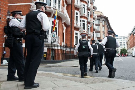 Le president equatorien Rafael Correa a denonce samedi les "menaces grossieres" de la Grande-Bretagne, a propos de la possibilite que la police britannique entre dans l'ambassade d'Equateur a Londres pour arreter le fondateur de WikiLeaks, Julian Assange, qui y est refugie.