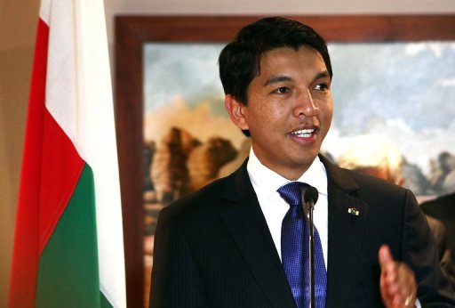 Le president de la Transition malgache Andry Rajoelina s'est dit conforte samedi par le sommet de la Communaute de developpement d'Afrique australe (SADC) de Maputo, rappelant que son adversaire Marc Ravalomanana n'etait pas le bienvenu a Madagascar.