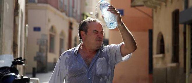 Un homme s'asperge d'eau, samedi a Perpignan.