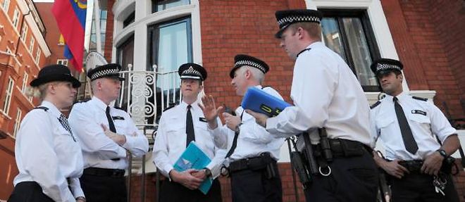 Des policiers londoniens devant l'ambassade d'Equateur, a Londres, ou Julian Assange est refugie.