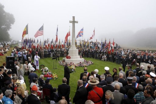 Plusieurs milliers de personnes ont rendu hommage dimanche a Dieppe aux combattants allies du raid du 19 aout 1942, lors des ceremonies du 70e anniversaire de cette operation meurtriere qui servit de test avant le Debarquement du 6 juin 1944.