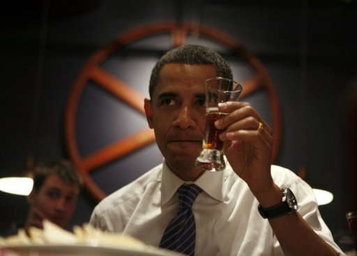 Barack Obama n'a apparemment pas l'intention de reveler la recette de sa biere "maison" brassee a la Maison Blanche: alors pres de 4.000 personnes, brandissant les manes de Washington, Jefferson et des autres "peres fondateurs", la lui ont demandee, par petition.