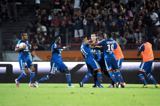 Un but sur coup franc de Michel Bastos a permis a un Lyon decevant d'arracher un resultat nul (1-1), vendredi a Annecy face a Evian/Thonon pour la 3e journee de Ligue 1.