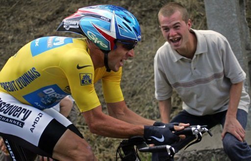 L'avocat francais Thibault de Montbrial affirme que Lance Armstrong aurait du etre vise par une perquisition a son hotel lors du Tour de France 2005 mais que celle-ci a ete annulee, les enqueteurs ayant recu un "feu rouge" de derniere minute, dans un entretien au Journal du dimanche.