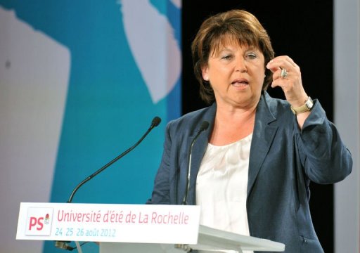La premiere secretaire du PS, Martine Aubry, a assure dimanche a La Rochelle que le nouveau gouvernement ne se contentait pas de "detricoter" ce qui a ete fait durant le dernier quinquennat mais cherche plutot a "raccommoder".