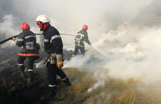 Un incendie qui a debute vers 2H30 dimanche matin sur la commune d'Orgon (Bouches-du-Rhone) a deja brule de 200 a 300 hectares de foret et continue a se propager, a-t-on appris aupres des pompiers.