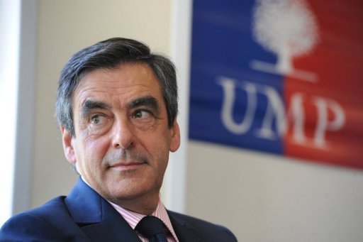 Le candidat a la presidence de l'UMP Francois Fillon a reaffirme dimanche sa difference avec Nicolas Sarkozy, tout en prevenant que ceux qui cherchaient a enfoncer un coin entre lui et l'ex-chef de l'Etat echoueraient, une pique a l'egard de Jean-Francois Cope.