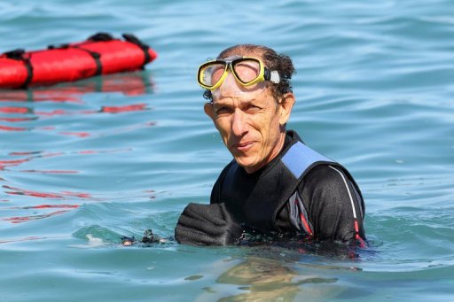 Le militant ecologiste de La Reunion qui defie les anti-requins en allant nager sur les lieux d'attaques de squales, a acheve dimanche a Saint-Leu sa deuxieme traversee sain et sauf, mais sous les insultes de surfeurs.