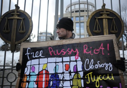 Deux jeunes femmes membres du groupe de punk rock russe Pussy Riot qui avaient participe a une "priere" contre Vladimir Poutine dans une cathedrale de Moscou ont fui la Russie, afin d'echapper a des poursuites judiciaires, a annonce dimanche le groupe.