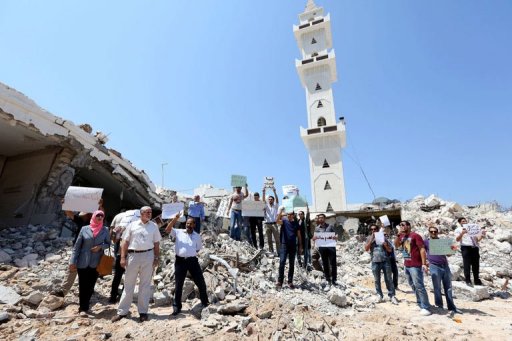 Desormais, des mesures de securite ont desormais ete prises pour eviter d'autres destructions de mausolees, tous les musees sont fermes et les forces de securite ont ete prevenues des risques, assure Abderrazak al-Badri, president du conseil local de Tripoli, present a la manifestation