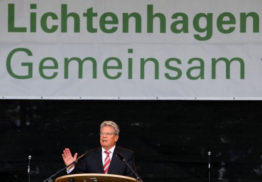 Le president allemand Joachim Gauck a commemore dimanche a Rostock les emeutes racistes survenues il y a 20 ans dans ce port de la Baltique, les plus graves en Allemagne depuis la fin de la Seconde Guerre mondiale.