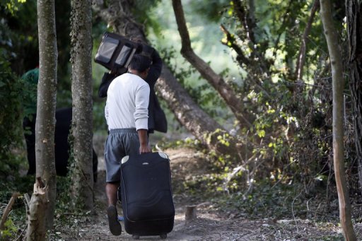 Une centaine de roms ont quitte durant le week-end leur campement de Massy (Essonne) pour devancer une procedure d'expulsion, a-t-on appris dimanche de sources concordantes.