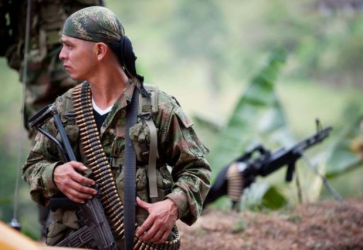 Le gouvernement du president colombien Juan Manuel Santos et la guerilla marxiste des FARC ont entame des contacts a Cuba en vue d'etablir un eventuel dialogue de paix, affirme dimanche le quotidien colombien El Espectador de Bogota.