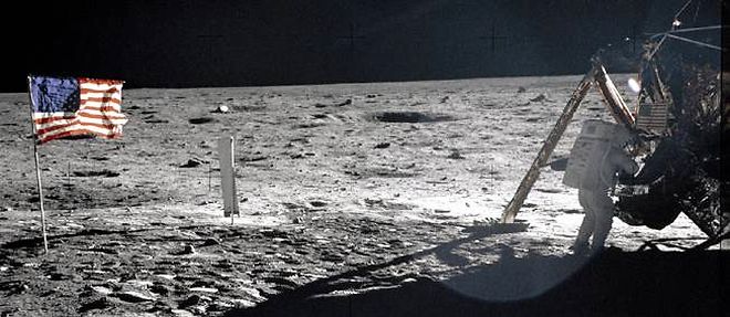Neil Armstrong travaille pres du module lunaire, le 20 juillet 1969.