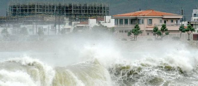 Les vagues frappent le littoral peu avant l'arrivee du typhon.