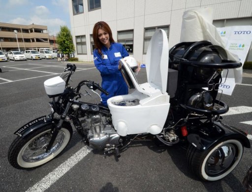 En ces temps d'essence chere, un fabricant japonais de toilettes a presente mercredi un modele de moto revolutionnaire qui fonctionne avec un carburant gratuit et inepuisable: les excrements.