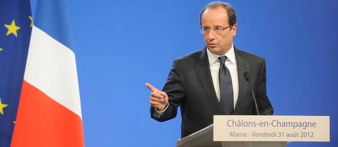 En decretant "l'urgence" face a une "crise d'une exceptionnelle gravite", Hollande a fait du Sarkozy dans le texte, selon les editorialistes.