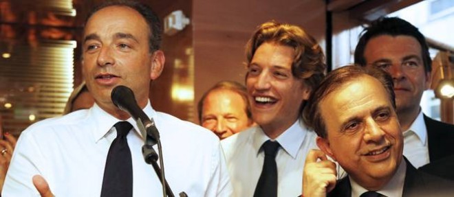 Jean Sarkozy a apporte son soutien a Jean-Francois Cope pour la presidence de l'UMP, mardi, aux cotes de Roger Karoutchi.