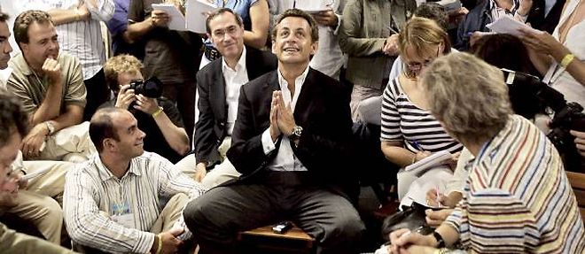 Cette photo de Nicolas Sarkozy entoure de journalistes prise en 2006 avait choque.
