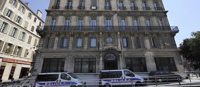 IMAGES EXCLUSIVES. Marseille  le plafond s'effondre dans le bureau du