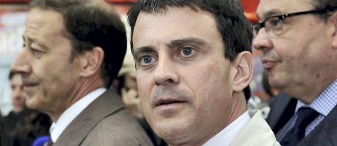 Manuel Valls a Marseille. En arriere-plan a gauche, Alain Gardere.