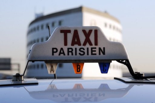 "Bonjour, votre chauffeur est arrive". Le client est ainsi averti par sms de l'arrivee d'un taxi collectif qui doit le deposer dans une gare ou un aeroport parisien, une formule de transport attractive en periode de crise et a l'heure de la flambee des prix du carburant.