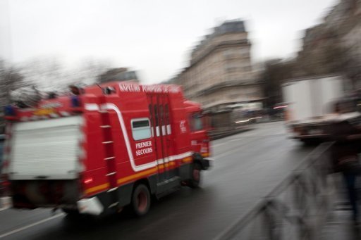 Un incendie a l'origine indeterminee d'un immeuble insalubre du centre de Saint-Denis a fait deux morts, quatre blesses graves et onze plus legers dans la nuit de samedi a dimanche.