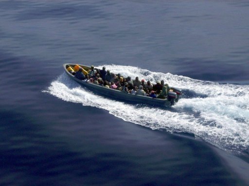 Six personnes ont trouve la mort et 27 sont portees disparues apres le naufrage, samedi, d'une embarcation de clandestins au large de Mayotte, nouvelle illustration tragique de l'immigration massive qui pese sur cette ile francaise de l'ocean Indien.
