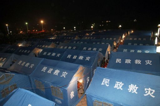 De nombreuses familles de Maoping sont desormais installees sous des tentes a Yiliang.