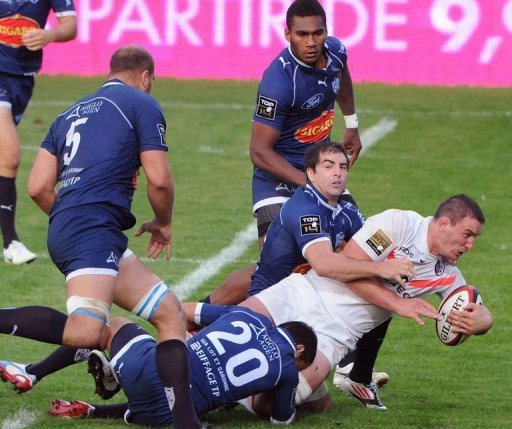 Toulon et Biarritz ont realise la passe de quatre dans le Top 14 de rugby avec un 4e succes d'affilee face a Montpellier et Bordeaux-Begles samedi lors d'une 4e journee marquee par les cartons de Toulouse face a Agen et de Grenoble contre Mont-de-Marsan, tous deux promus.