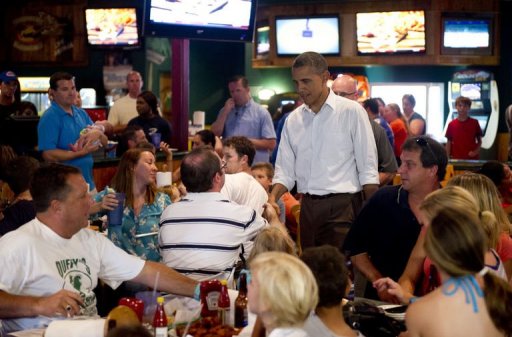 Le president americain Barack Obama a provoque des rires samedi dans un restaurant bonde a Orlando (Floride, sud) lorsqu'il a demande sur le ton de la plaisanterie a un garcon ne comme lui a Hawai s'il avait un certificat de naissance.