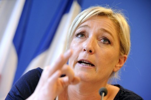 La presidente du Front national, Marine Le Pen, s'est dite dimanche "tres choquee" par la demarche de naturalisation belge entamee par le patron de l'empire du luxe LVMH, Bernard Arnault, estimant qu'il donnait "un tres mauvais exemple".