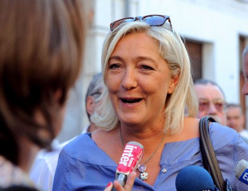 La presidente du Front national Marine Le Pen a assure dimanche qu'elle accueillerait avec "beaucoup de bonne volonte" ceux qui voudraient la rejoindre dans son "combat d'opposition" contre le gouvernement Ayrault, qui s'est "crashe au decollage" selon elle.