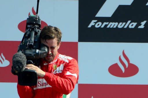 Alonso conforte son avance -- 37 points de plus qu'Hamilton, 2e -- grace aux abandons en fin de course des deux pilotes Red Bull, Sebastian Vettel et Mark Webber.