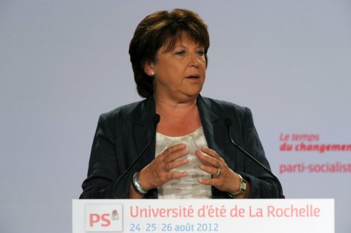 La premiere secretaire du PS, Martine Aubry, a salue dimanche, apres l'intervention televisee de Francois Hollande, "un president mobilise et mobilisateur", "a la hauteur" de ses "responsabilites historiques".